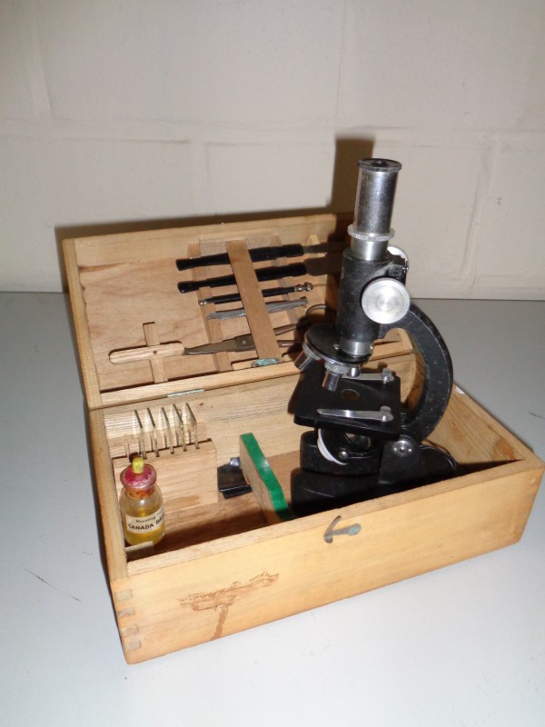 Oude zakmicroscoop in houten kistje
